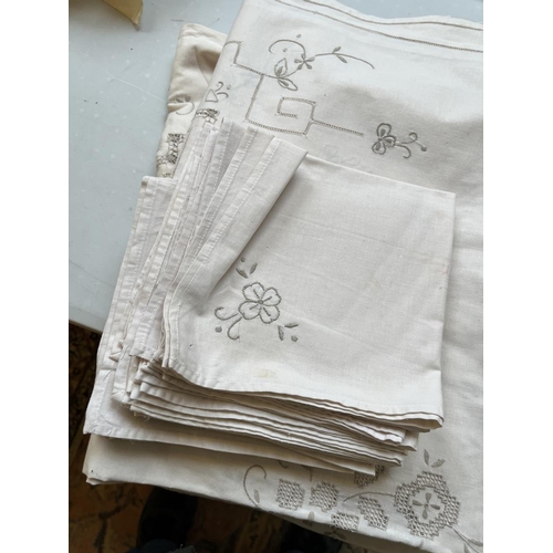 402 - Collection of fine Irish linen