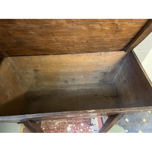 405 - Antique elm dough bin with fitted lid and raised on square section legs - Approx W: 101cm D: 51cm H:... 