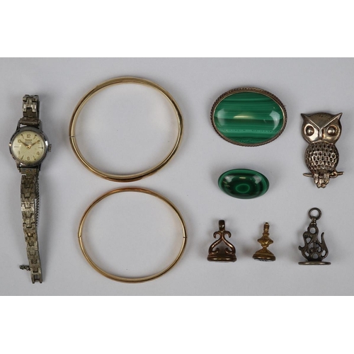 75 - Collection of mixed jewellery to include malacite brooch and seals