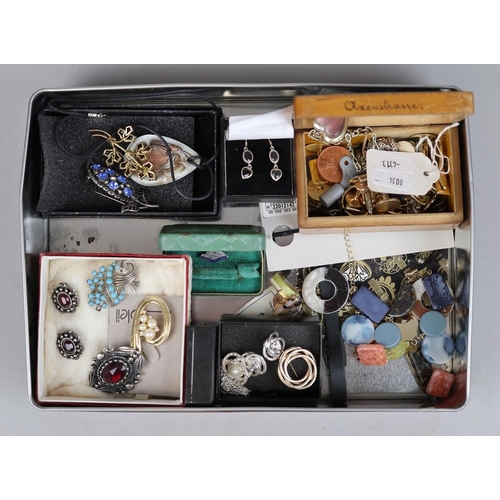 76 - Collection of vintage jewellery