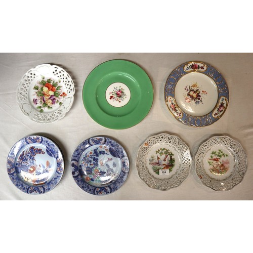 124 - Collection of decorative plates