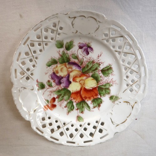 124 - Collection of decorative plates