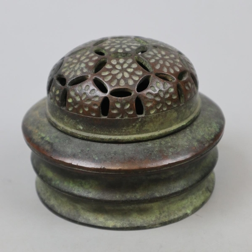 276 - Antique Chinese bronze censer unusual reign marks - Approx H: 11cm W: 13cm