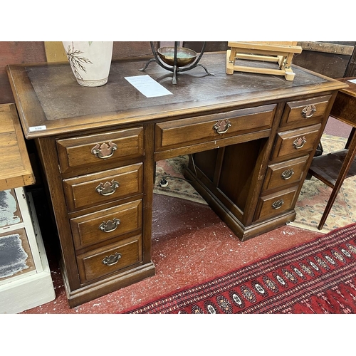 526 - Oak pedestal desk - Approx W123cm D62cm H 77cm.