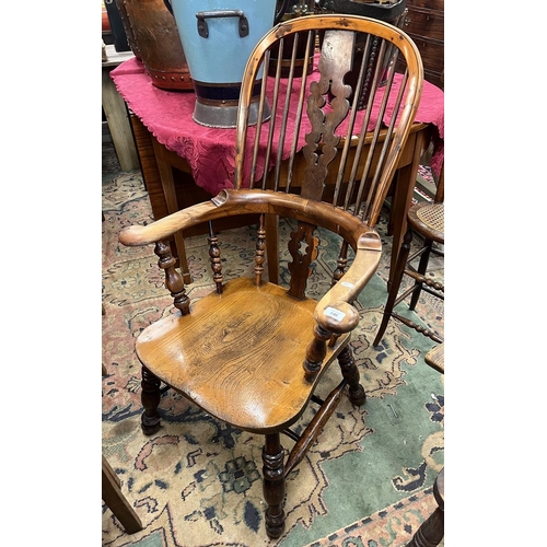 546 - Antique Windsor armchair