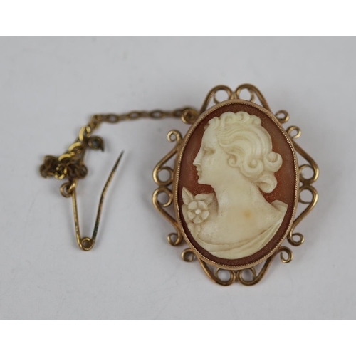 59 - 9ct gold cameo brooch