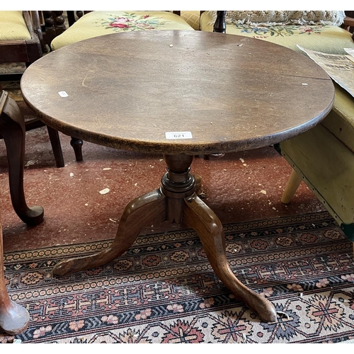 621 - Antique oak tilt top table