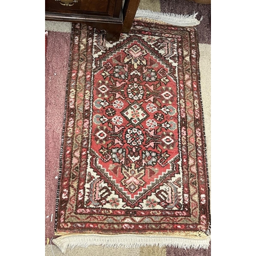 637 - Red patterned rug - Approx size 97cm x 58cm