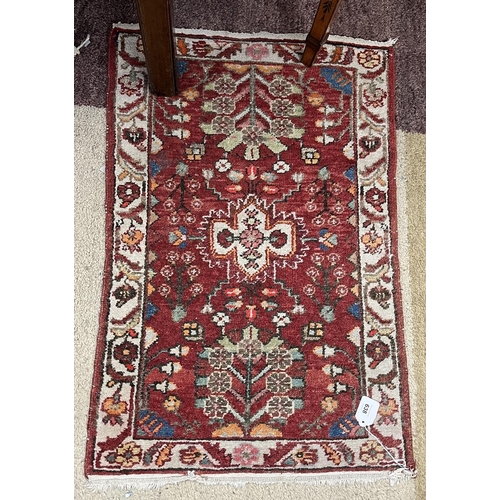 638 - Red patterned rug - Approx size 80cm x 53cm