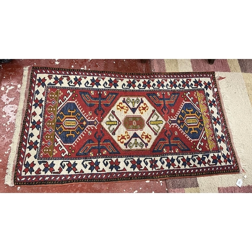 639 - Red patterned rug - Approx size 136cm x 75cm