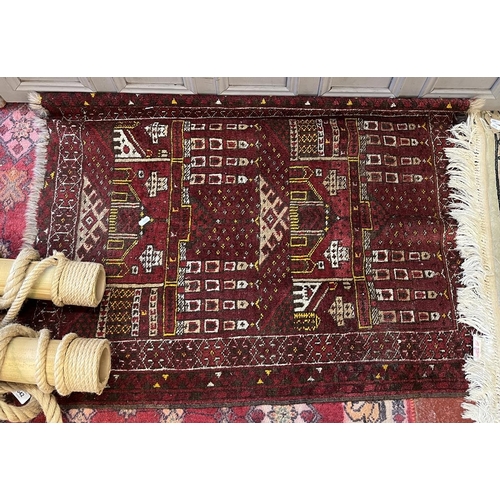 642 - Small red patterned rug - Approx size 98cm x 77cm