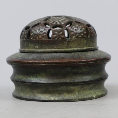 276 - Antique Chinese bronze censer unusual reign marks - Approx H: 11cm W: 13cm