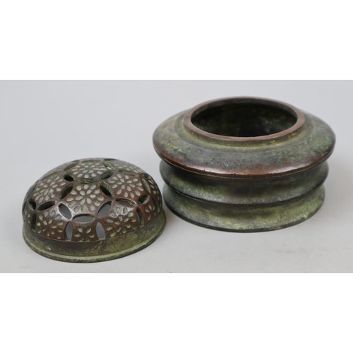 276 - Antique Chinese bronze censer unusual reign marks - Approx H: 11cm W: 13cm