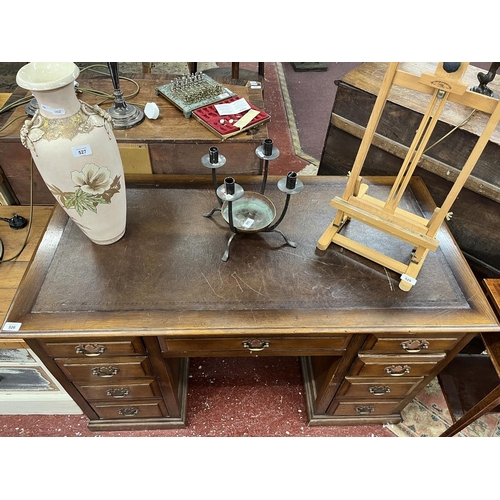 526 - Oak pedestal desk - Approx W123cm D62cm H 77cm.