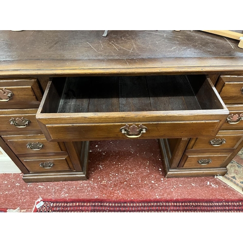 526 - Oak pedestal desk - Approx W123cm D62cm H 77cm.