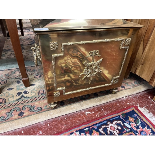 531 - A fine Victorian polished coal box with inner liner. Crossed torches emblem to front, decorative han... 