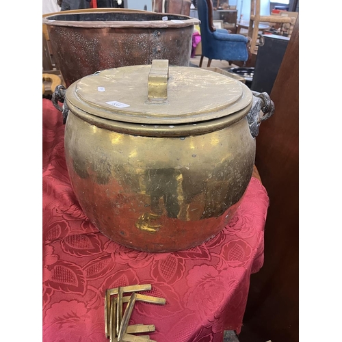 533 - Lidded cauldron style brass coal bucket