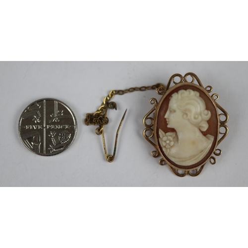 59 - 9ct gold cameo brooch