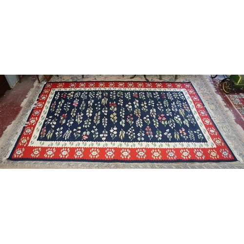 700 - Large floral patterned Kilim rug - Approx 313cm x 199cm