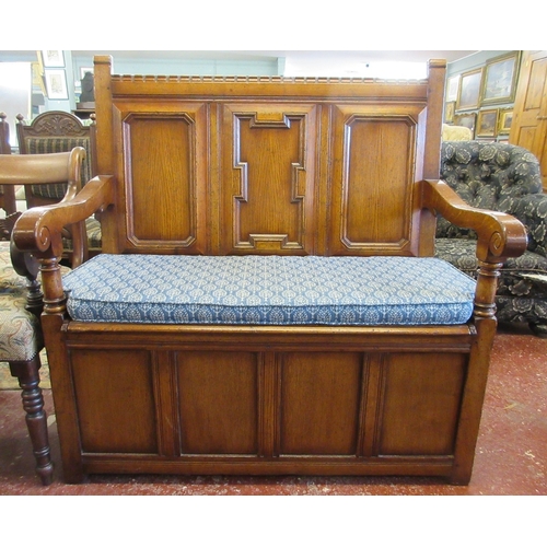 600 - Fine quality English oak settle by Titchmarsh and Goodwin