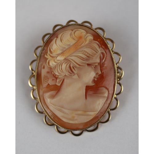 72 - 9ct gold cameo brooch/pendant