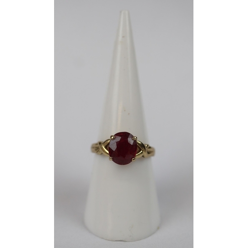 73 - 9cg gold garnet set ring - Ring size: N