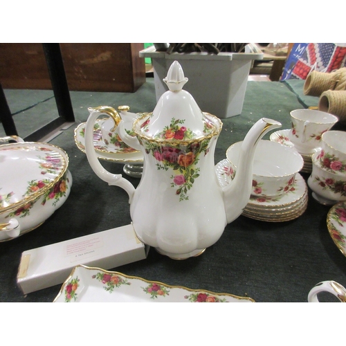 254 - Large collection of Royal Albert Old Country Roses to include dinner service & tea service toget... 