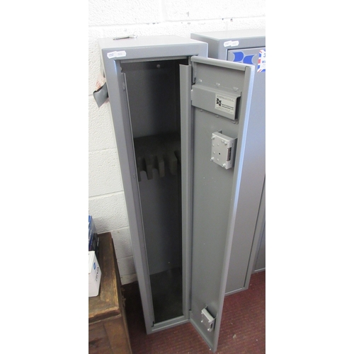 432 - Metal 5 gun cabinet with keys and bolts