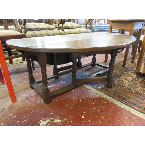 588 - Drop leaf oak coffee table