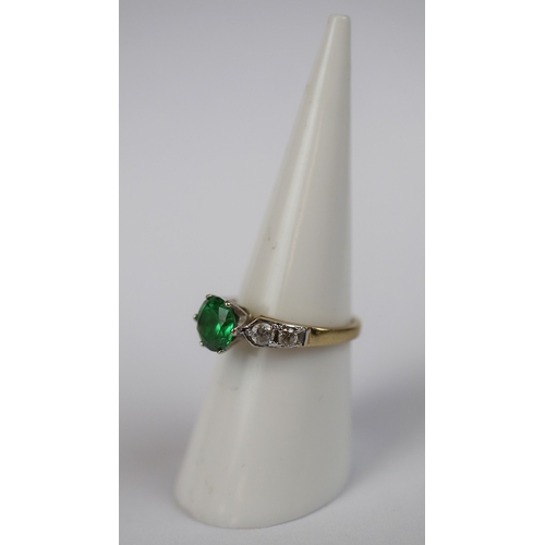 59 - 14ct gold green stone & CZ set ring - Ring size: M