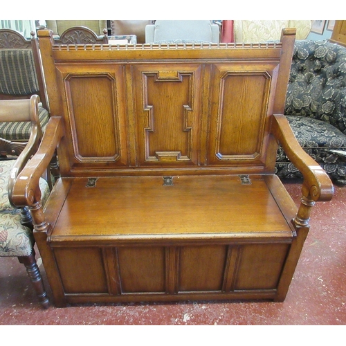 600 - Fine quality English oak settle by Titchmarsh and Goodwin