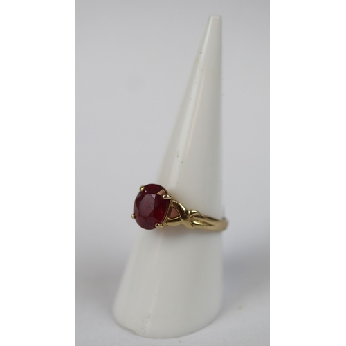 73 - 9cg gold garnet set ring - Ring size: N