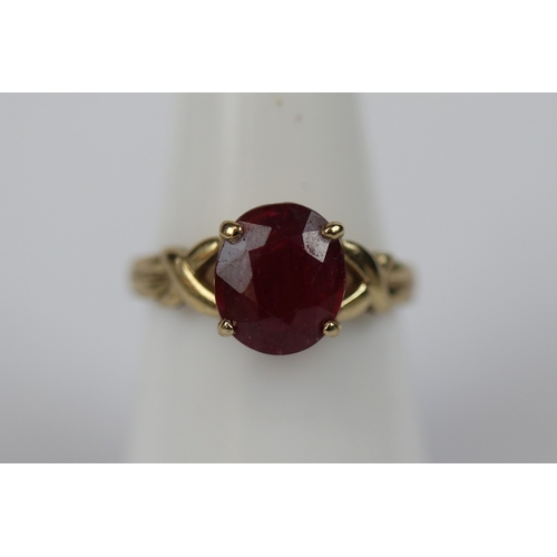 73 - 9cg gold garnet set ring - Ring size: N