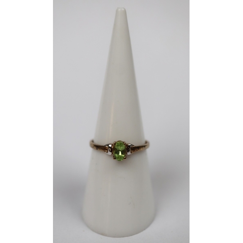 61 - 9ct gold Peridot set dress ring - Size N