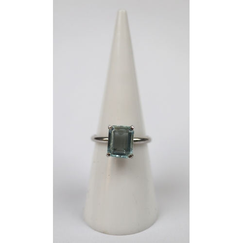 73 - 18ct white gold ring set with large aquamarine stone - Size M