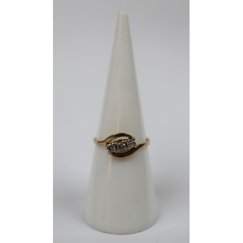 85 - 9ct gold dress ring set with 3 white stones - Size L