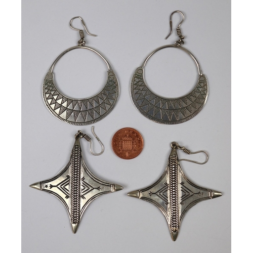 92 - 2 pairs of silver earrings