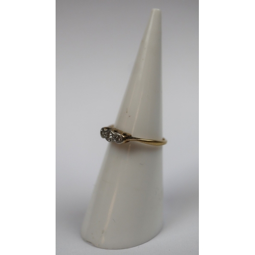 22 - 18ct gold diamond set ring - Size K