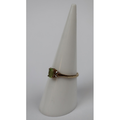 61 - 9ct gold Peridot set dress ring - Size N
