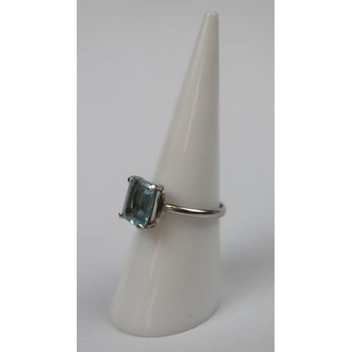 73 - 18ct white gold ring set with large aquamarine stone - Size M