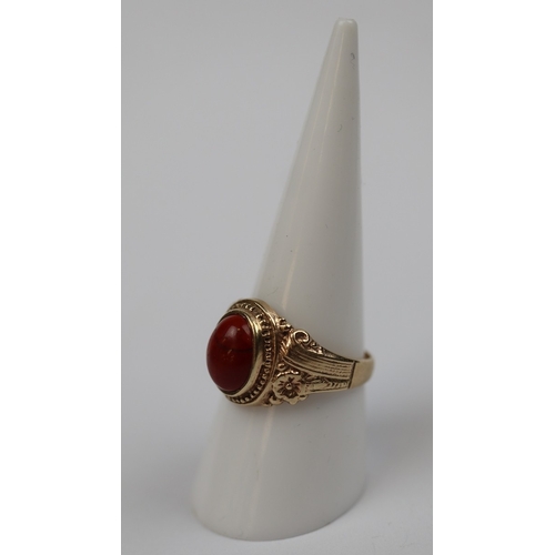 79 - 9ct gold japser ring - Size P - Approx 5.5g