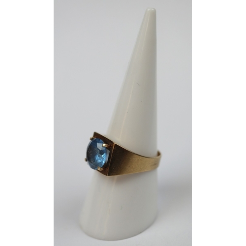 82 - 9ct gold blue zircon ring - Size - Approx 3.3g