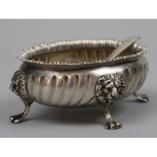 33 - Pair of antique silver hallmarked salt cellars with spoons - Gross weight of 160g