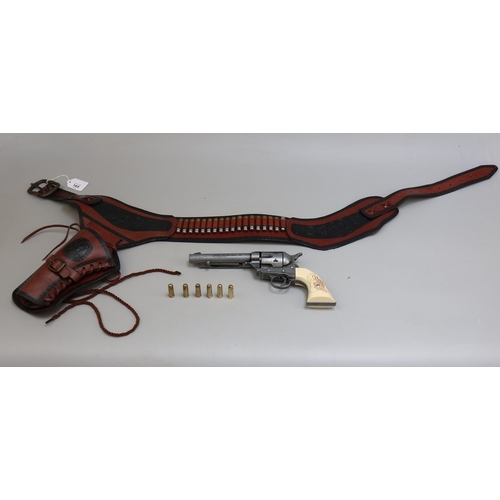 165 - Replica colt single action army .45 with six replica bullets and gun belt with holster - with replic... 