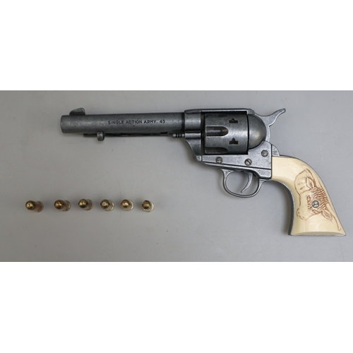 165 - Replica colt single action army .45 with six replica bullets and gun belt with holster - with replic... 
