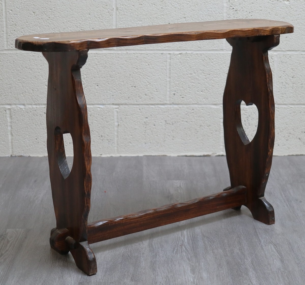 Oak console table with heart cutout decoration - Approx W: 92cm D: 24cm ...