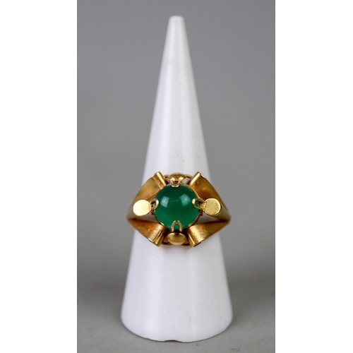 23 - 18ct gold jade set ring - Approx 4.3g - Size P