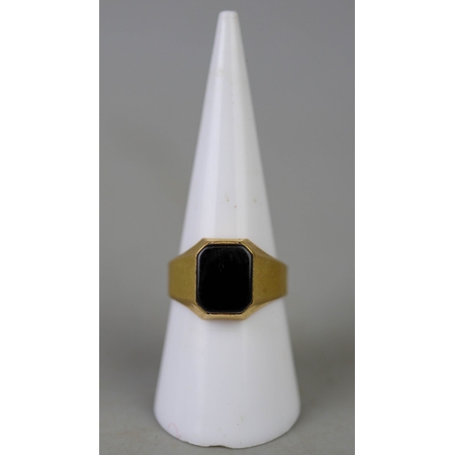 24 - 18ct gold onyx ring - Approx 4.7g - Size P
