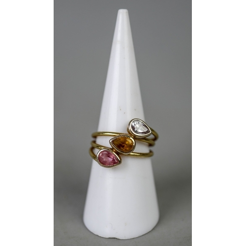 26 - 18ct gold 3 stone ring- Approx 3.4g - Size N