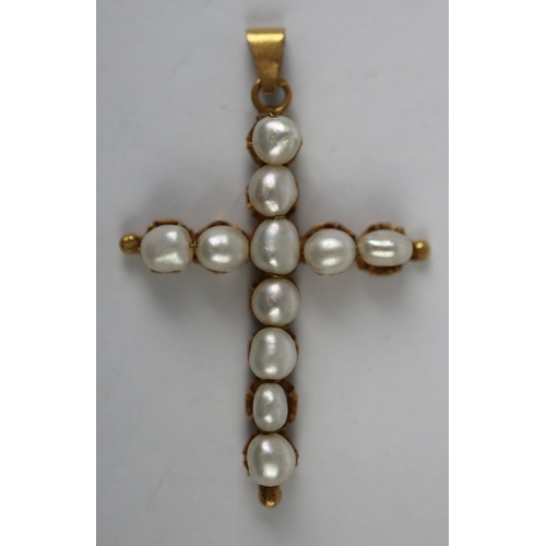 37 - 18ct gold cross pendant set with pearls - Approx 4.4g